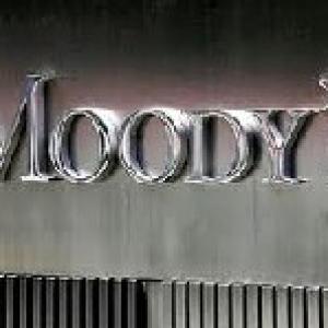 Freeing up of saving rates by RBI to cut bank profits: Moody's