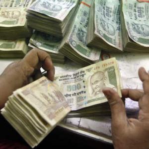 Rupee recovers by 7 paise on dollar selling