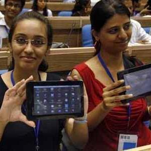 Tablet sales: Aakash BEATS Apple in India