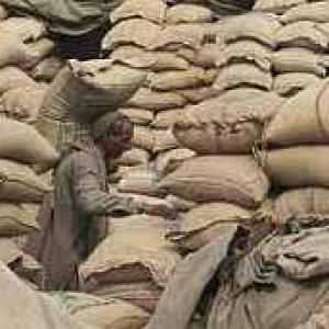 Govt mulls imposing stock holding limit on food items