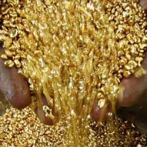 Gold hits over 3-week high on global cues, jewellers buying