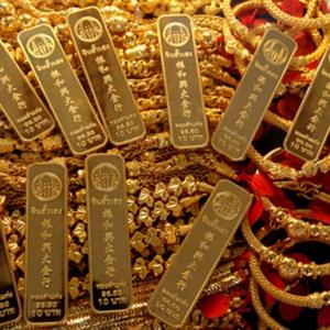 Gold hits 1-month high of Rs 28,625 on global cues