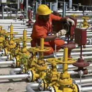 CAG hauls up ONGC for hiring a 2nd rig from Reliance