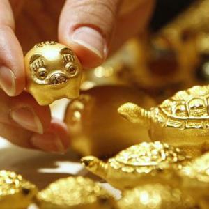 Gold prices tumble Rs 548 tracking tepid global trends