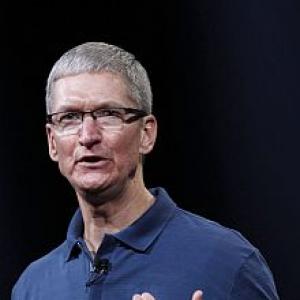 Apple CEO's 2013 compensation suffers as stock loses value