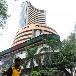 Markets end flat ahead of RIL results, global events