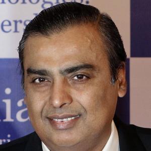 RIL delaying audit, says CAG, Moily defends