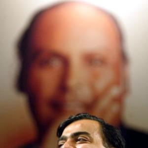 India's most powerful CEOs, Mukesh Ambani tops