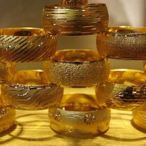 Gold plunges by Rs 220 on global cues