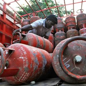Govt needs to reduce subsidised cylinders to 10