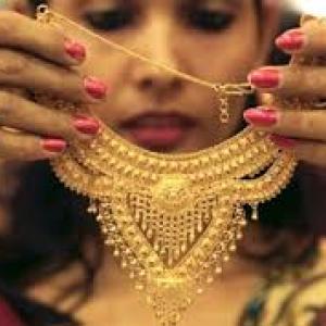 Gold ends steady in thin trade; silver down on global cues