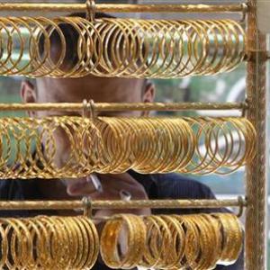 Gold recovers on wedding season demand, global cues