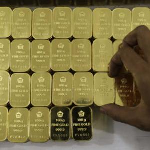 Gold falls Rs 195 per 10 gram; Silver down Rs 200 per kg
