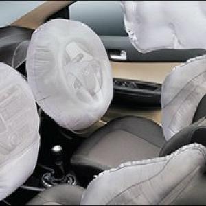 Car makers offer airbags as standard before govt order