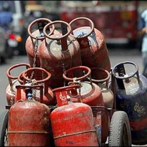 Govt targets 1 cr consumers to give up LPG subsidy