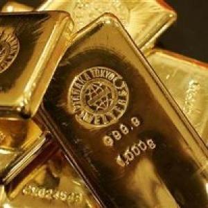 Gold recovers on jewellers buying; global cues