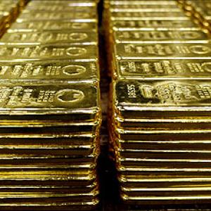 Gold extends losses on global cues, sluggish demand