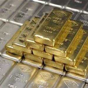 Govt cuts gold, silver import tariff