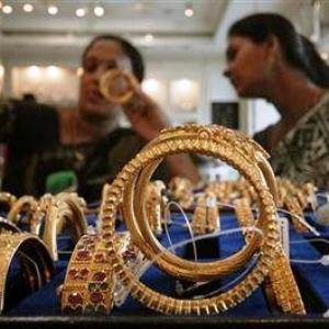 Gold extends weakness on global cues