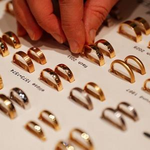 Jewellers re-start monthly deposit schemes