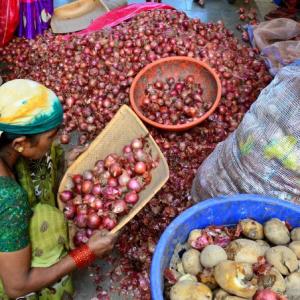As Maharashtra kisans protest, onion prices soar again
