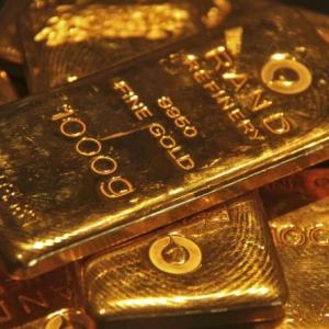 Weird case when banks are forced to import gold