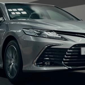 Toyota drives in new Camry Hybrid at Rs 41.7 lakh