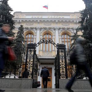 Moody's, Fitch downgrade Russia's rating to 'junk'