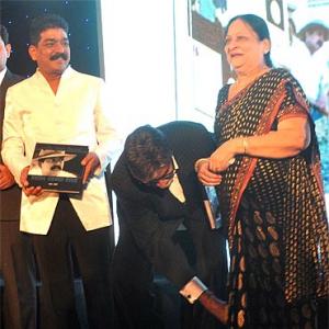 When Big B touched the feet of Nitin Desai's mom