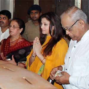Pix: Pregnant Ash visits Siddhivinayak temple
