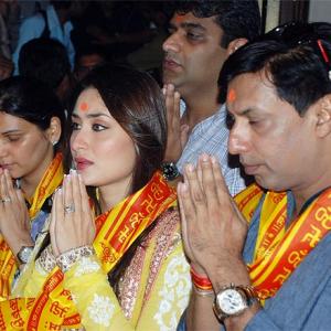 PIX: Kareena prays at Siddhi Vinayak temple, gets mobbed