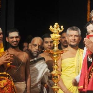 Amitabh Bachchan receives community leadership award
