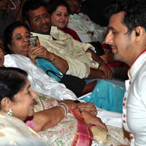 When Sonu Nigam touched Lata Mangeshkar's feet