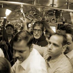 Amitabh Bachchan sings Rang Barse in local train