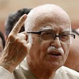 Advani quits as oppn leader, Sushma takes over