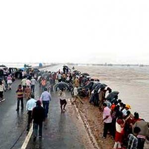 Flood batters AP, Karnataka; 194 dead