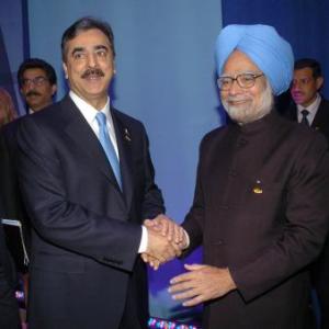 PM meets Gilani on the sidelines of Nuclear Security Summit 