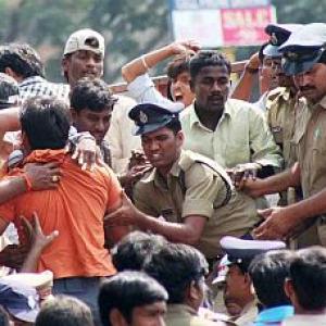 Telangana stir: Student immolates self, 300 detained