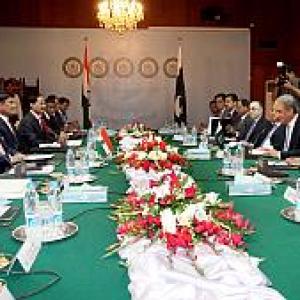 After talks, India, Pak sing familiar tune at press conference