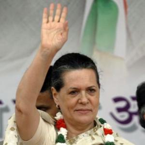 Sonia speaks on Kashmir, Ayodhya; mum on Adarsh