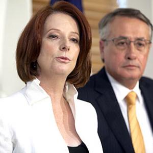 Aus PM Gillard snatches wafer-thin majority
