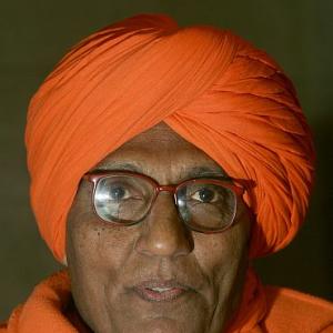 Digvijay's actions contrary to Sonia's reply to Anna: Agnivesh