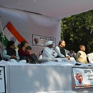 Will UPA accept Anna's demands on Lokpal at all-party meet?