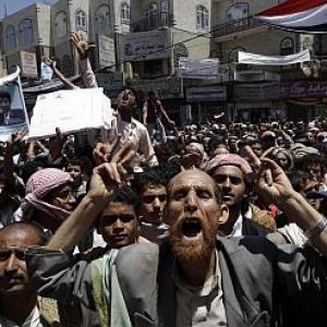 Under siege Yemen president declares emergency