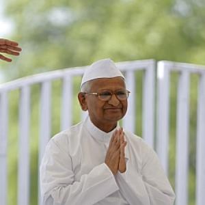 Hazare does a U-turn, back in anti-Congress mode