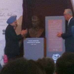 Dr Singh unveils Nehru bust in Singapore