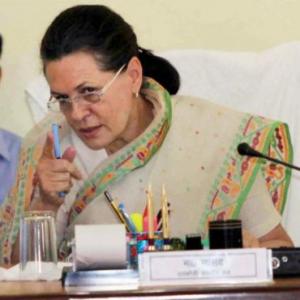 Sonia's dig at Modi: Is a liar fit to become PM?
