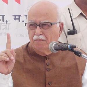 Article 370 row: Advani hits back at Omar Abdullah