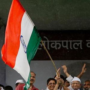 Hazare defends Bedi, says 'gang of four' behind campaign