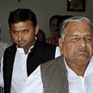 SC orders CBI to continue probe against Mulayam, Akhilesh